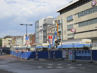 906976 Afbeelding van het asfalteren van de rijbanen aan de noordzijde van het Vredenburg te Utrecht, ter hoogte van ...